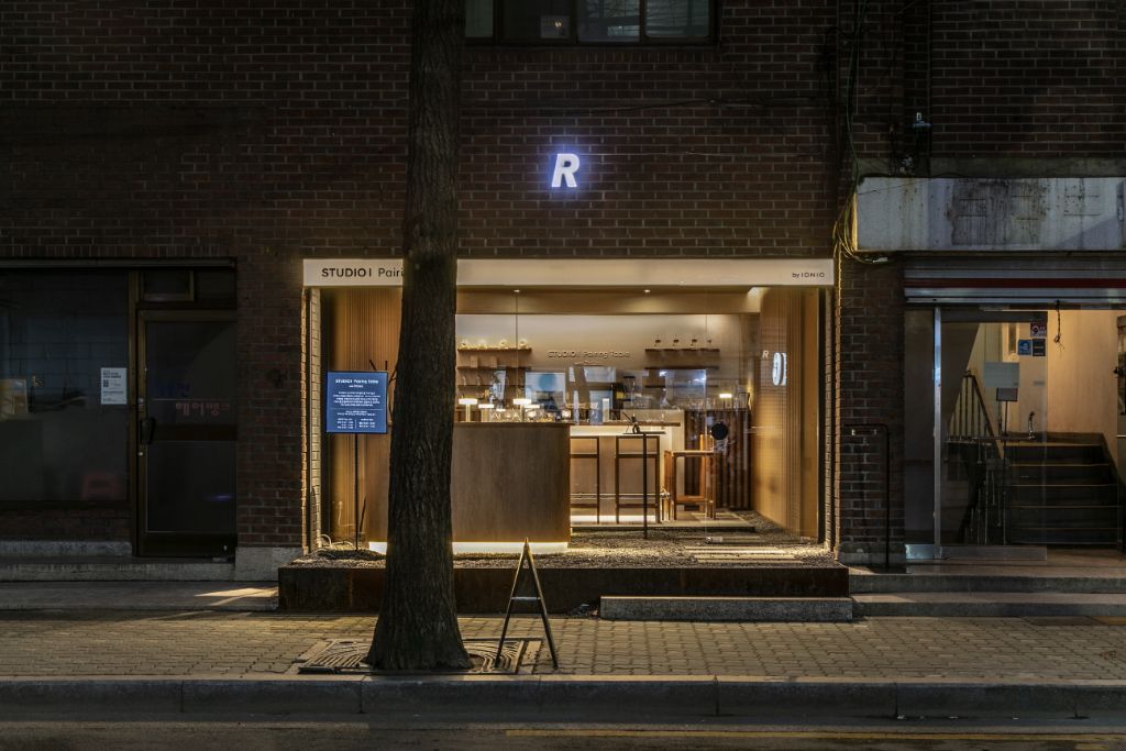 IONIQ Studio I 야간